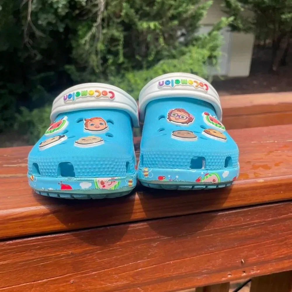 Crocs Cocomelon Toddler 9 Blue and White Water Play Clogs
